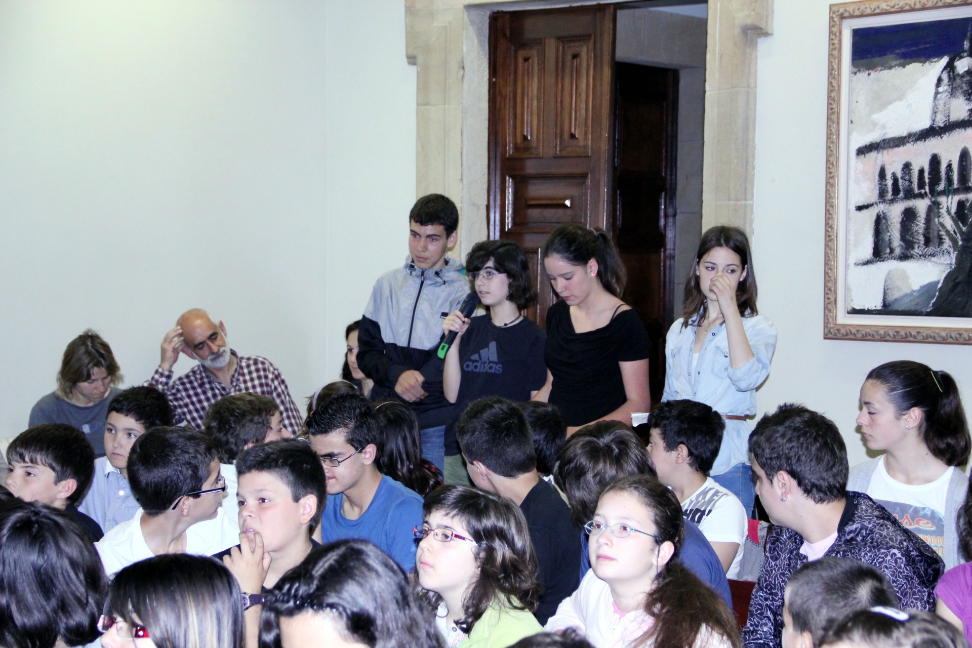 Una delegada escolar formula una propuesta a la corporación