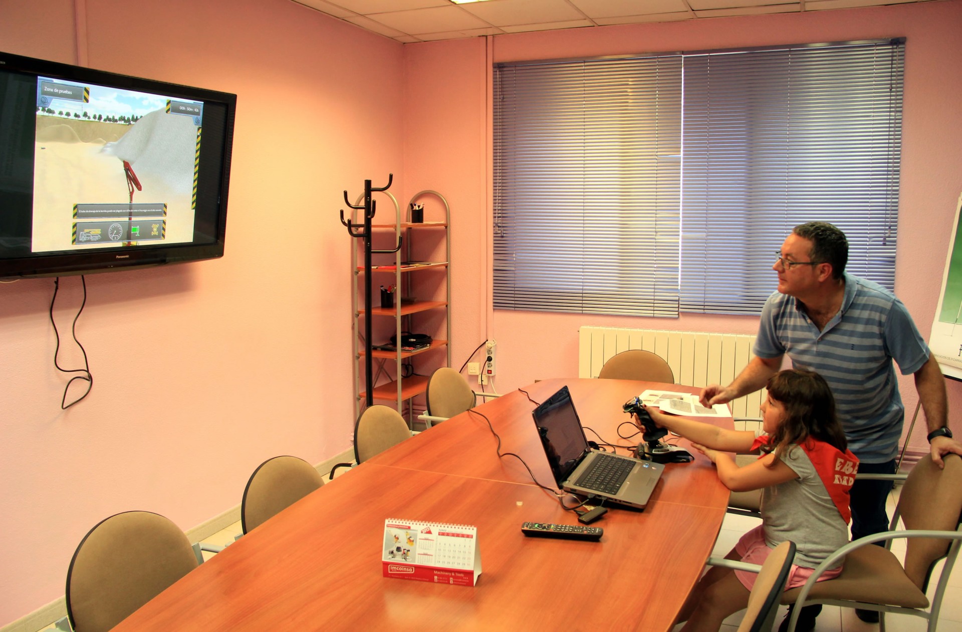 Una joven practica con el simulador