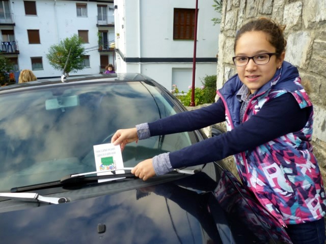 Una niña deja una multa simbólica