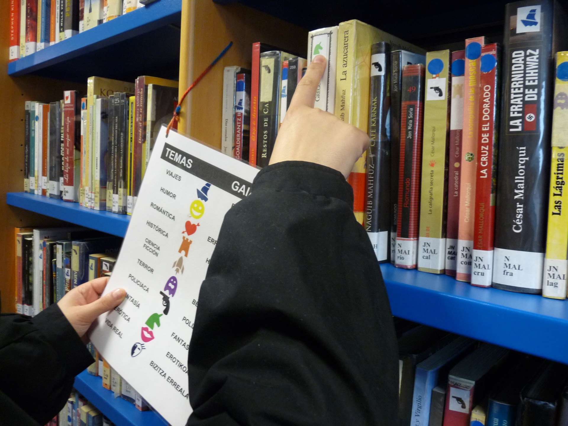 Una persona buscando libros