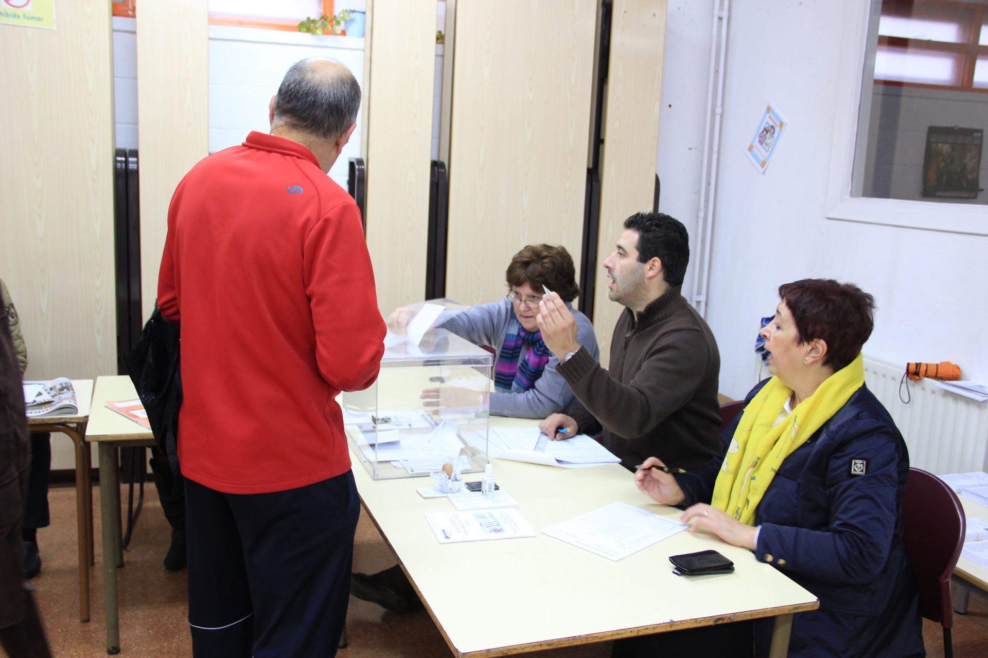 Una persona votando en la mesa electoral de San Lorenzo