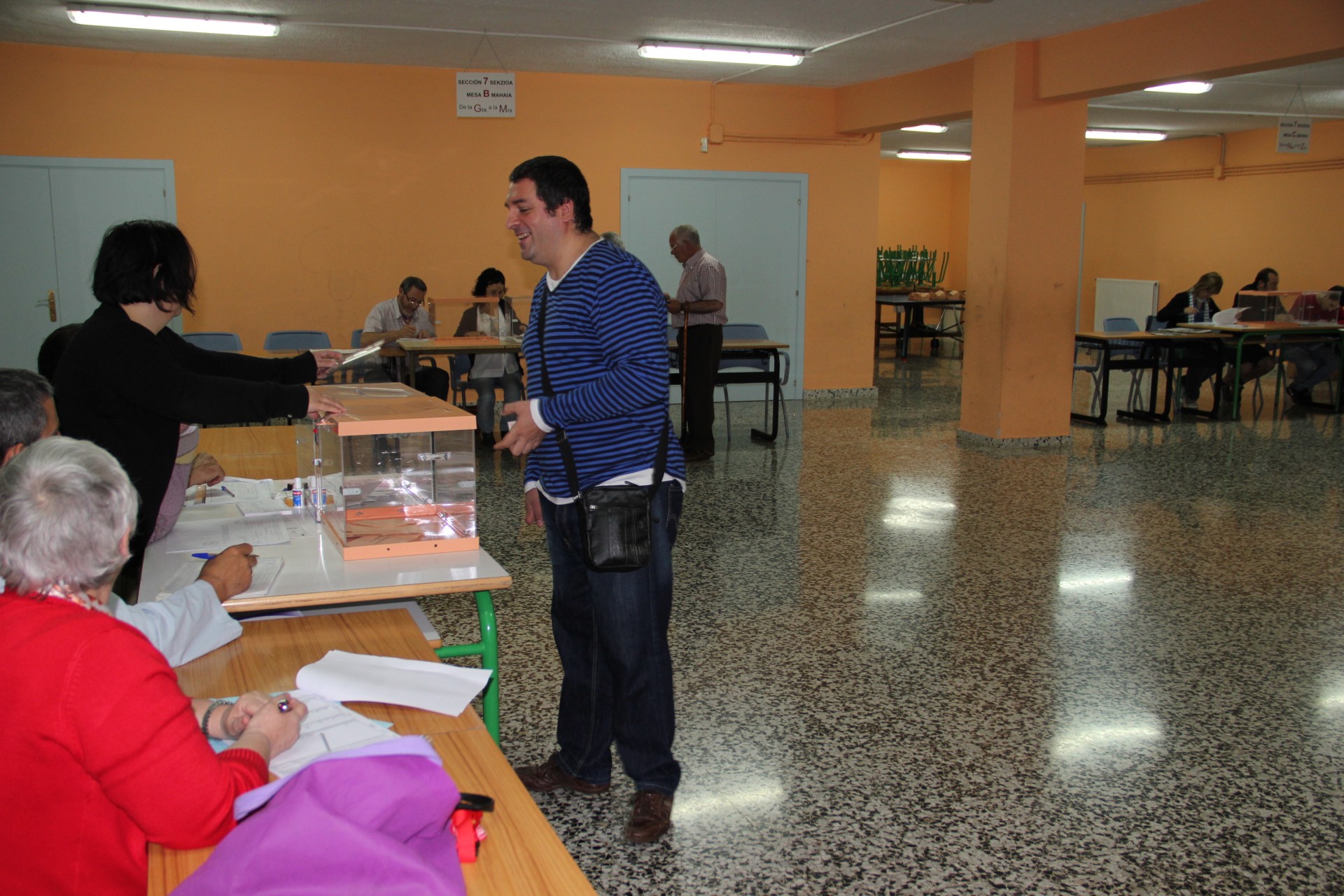 Una persona votando en Ongarai Eskola
