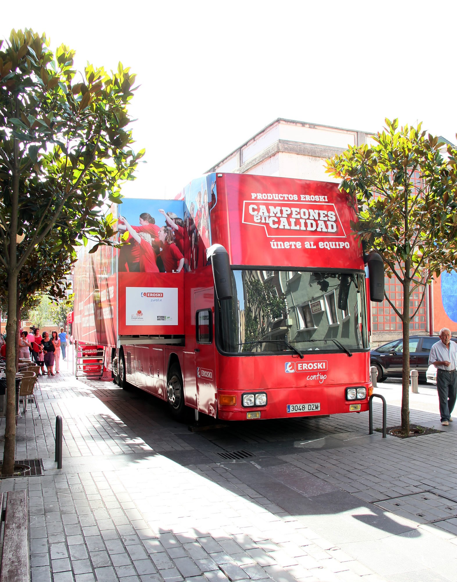 Vehículo frente a la plaza del Mercado