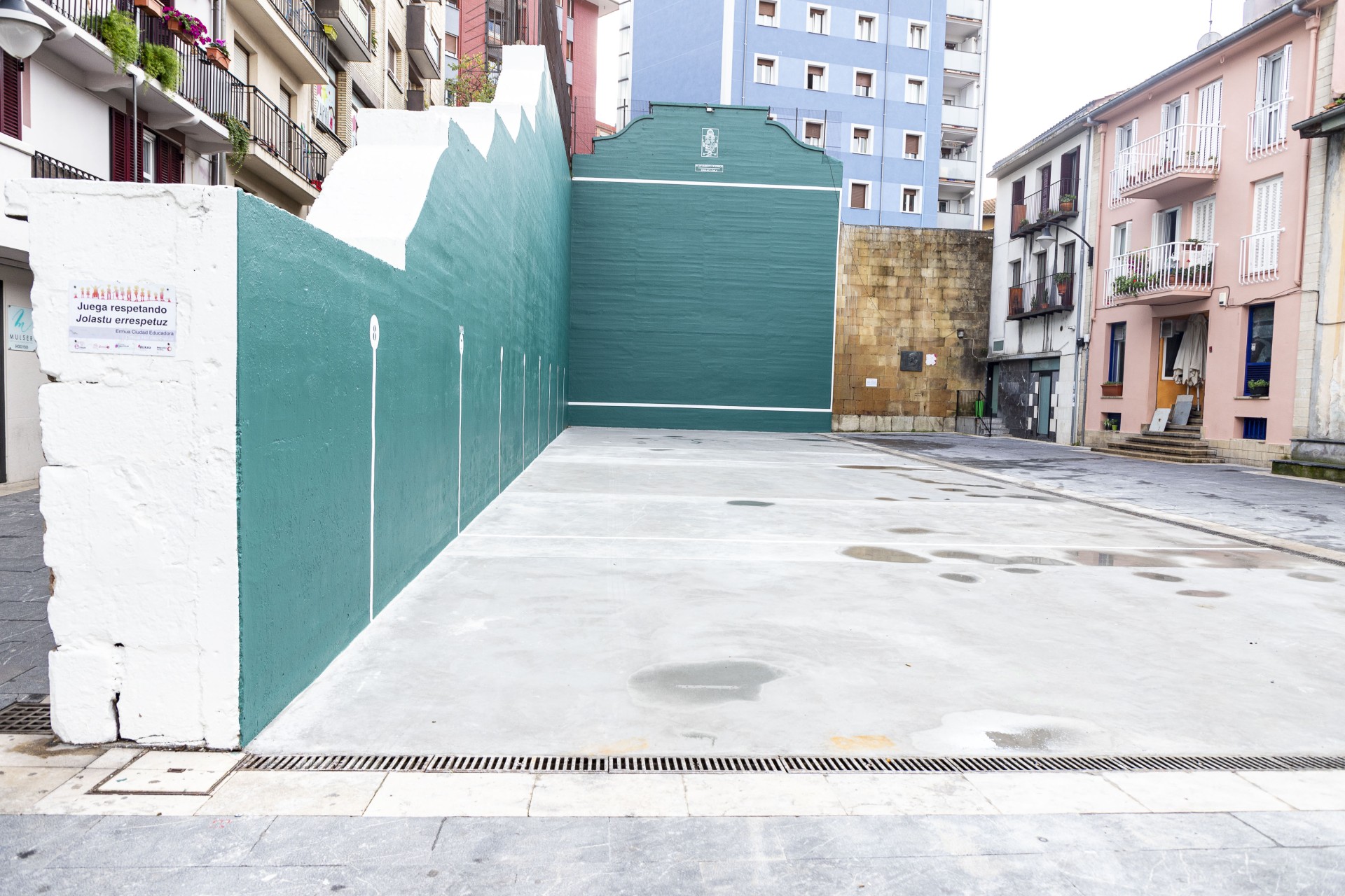 Vista frontal del frontón descubierto