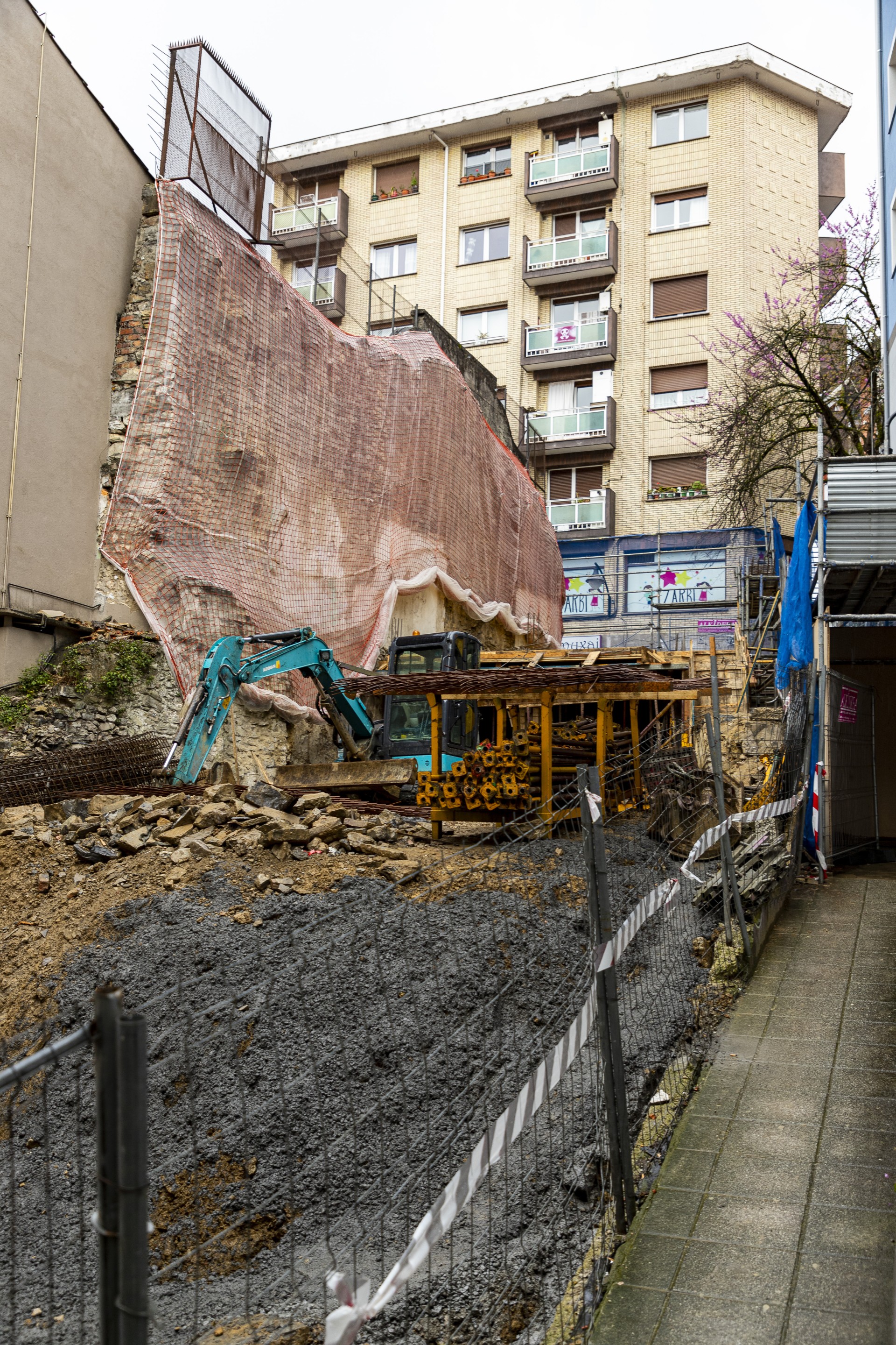 Vista general con el edificio de Goienkale